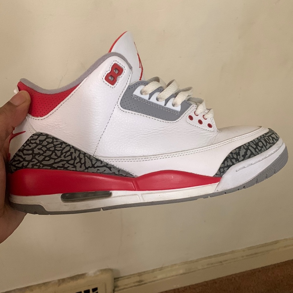 Air Jordan fire red threes 2022